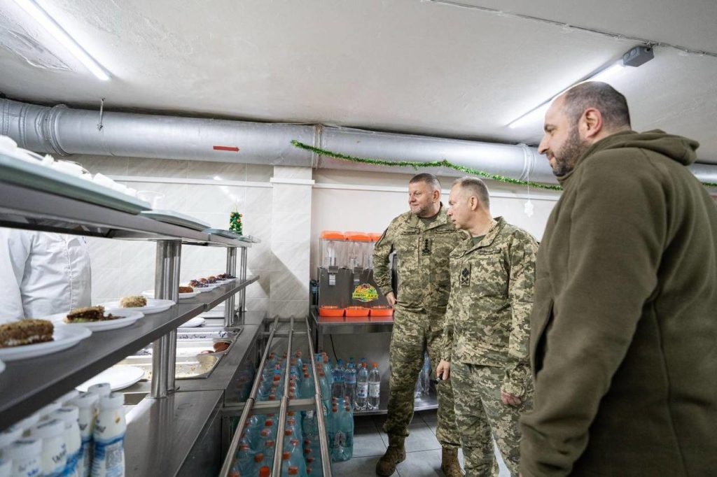 Міністр оборони та Головнокомандувач ЗСУ відвідали позиції воїнів на Східному напрямку – щоб привітати з Днем Сухопутних військ і вручити нагороди (ФОТО) 12