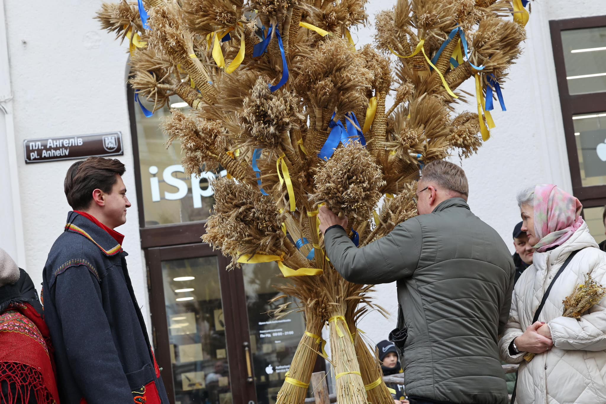 У Львові встановили 4-метрового Різдвяного дідуха (ФОТО)