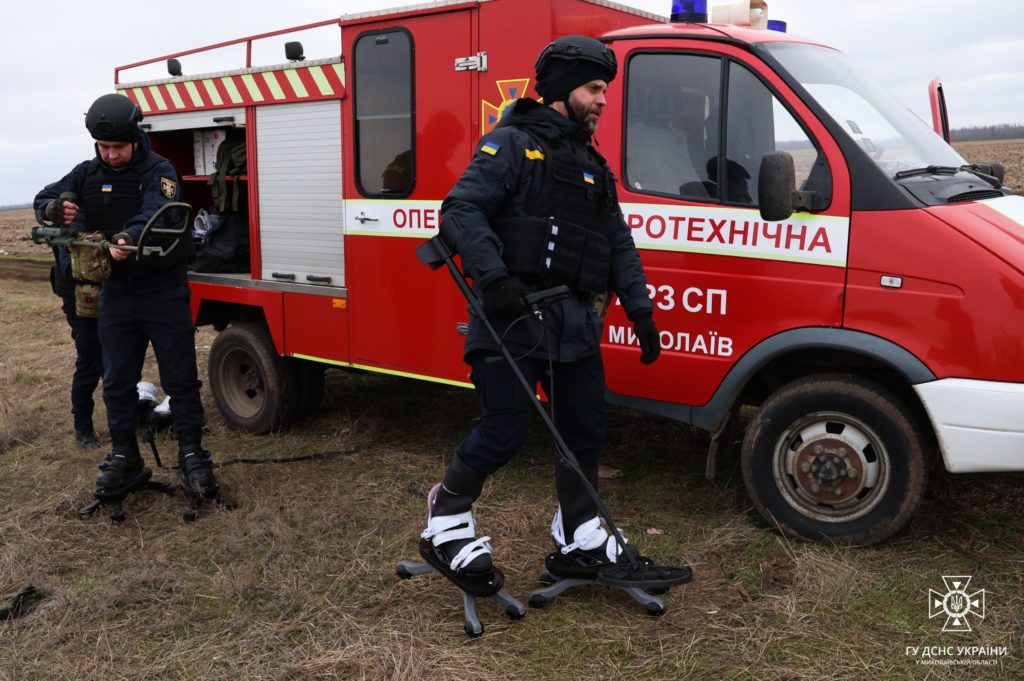 З початку російського вторгнення на Миколаївщині піротехніки ДСНС вилучили та знищили майже 22 тисячі вибухонебезпечних предметів (ФОТО, ВІДЕО) 11