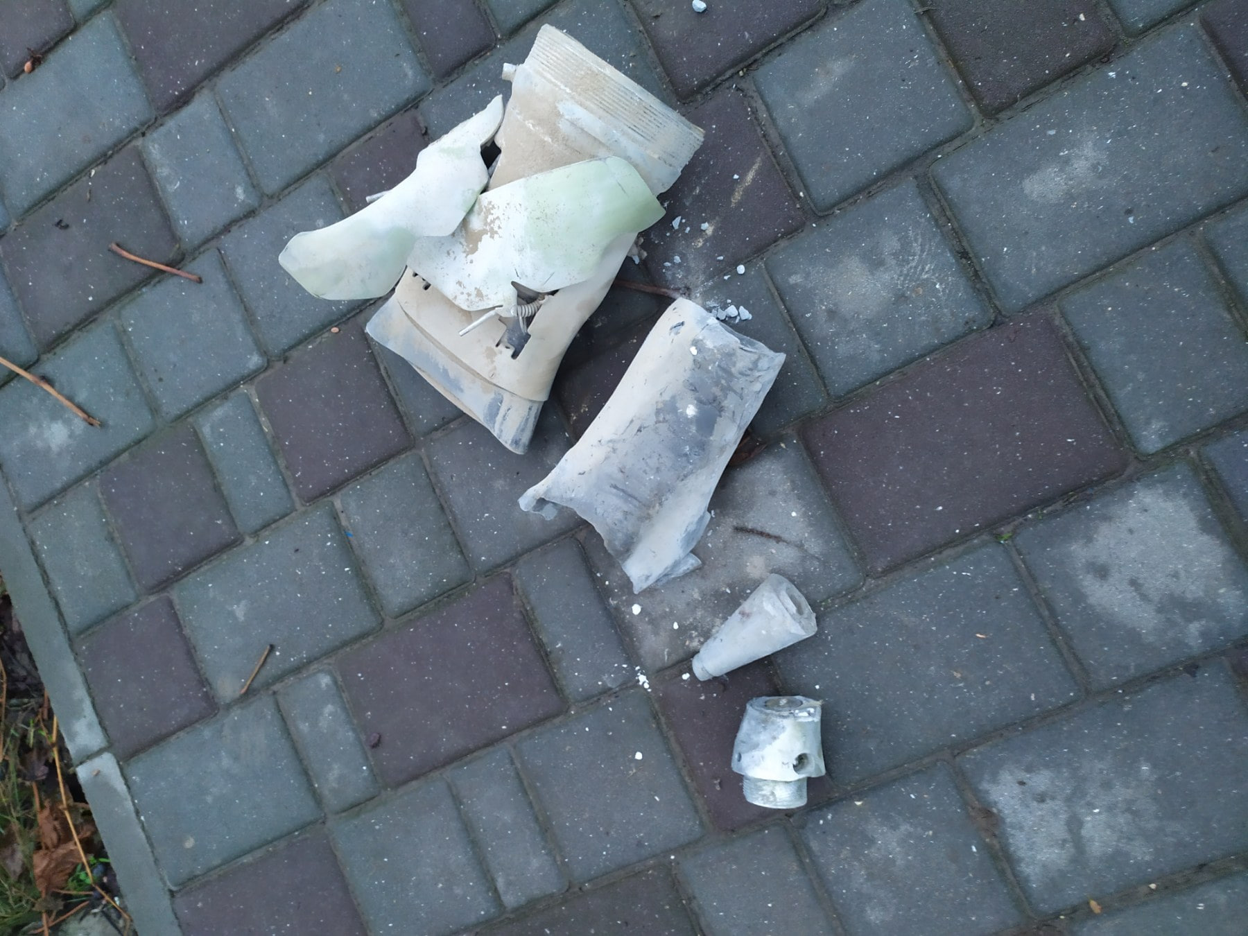 Наслідки нічного російського обстрілу Очакова на Миколаївщині: пошкоджені будинки та комунікації (ФОТО)