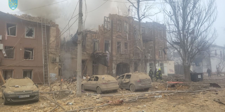 Подробиці масованої ракетної атаки по півдню: на Миколаївщині збили 1 ракету, на Одещині – 5, але 3 російських ракети влучили по житлових будинках в Одесі (ФОТО)