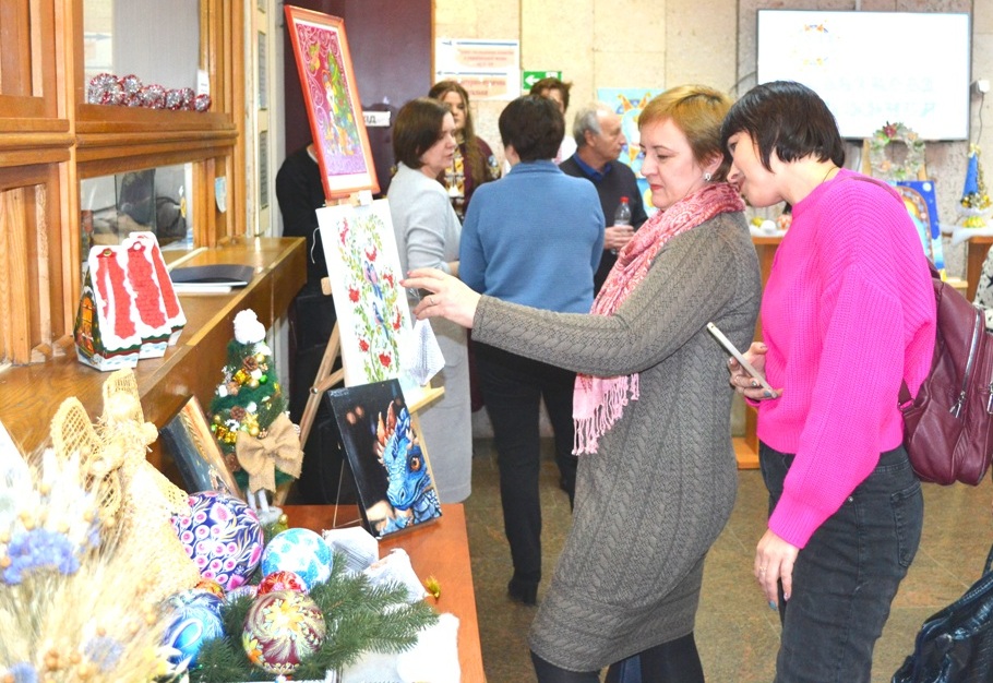 «Святкова сніжниця»: у Миколаєві відкрилася різдвяно-новорічна виставка (ФОТО) 16