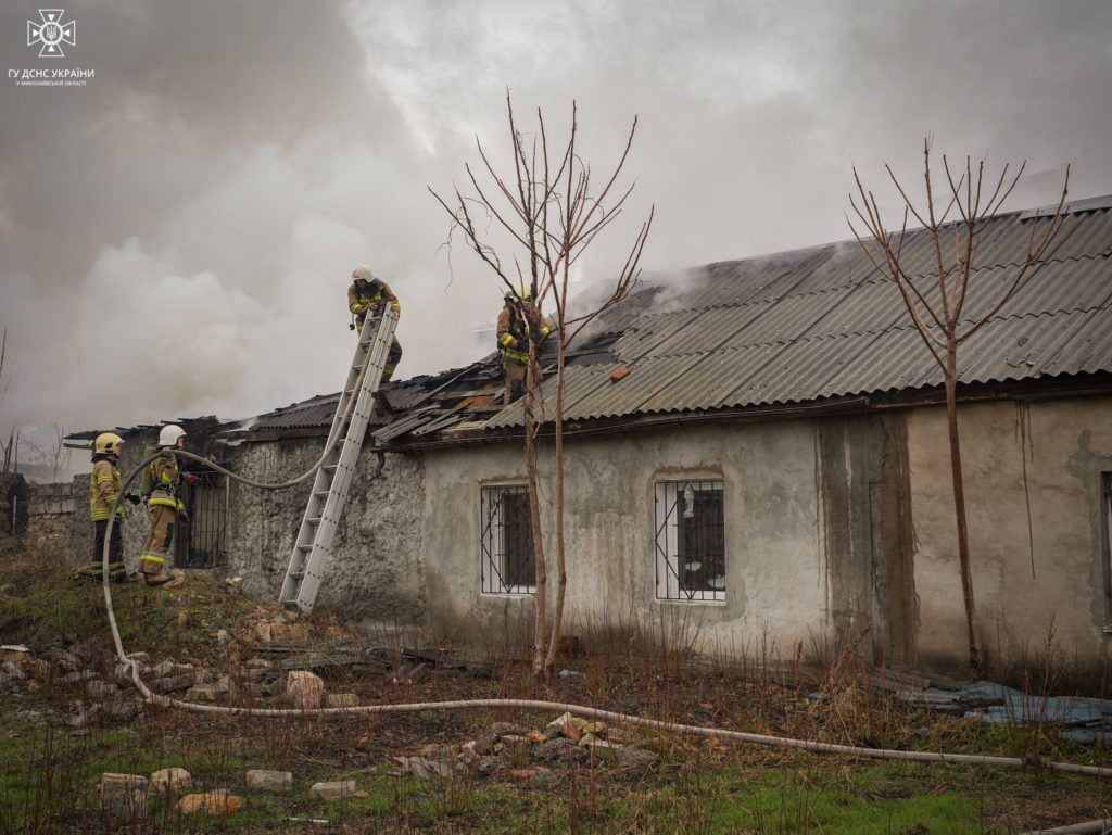 Ранкова пожежа у Миколаєві – врятовано 71-річну жінку (ФОТО, ВІДЕО) 16