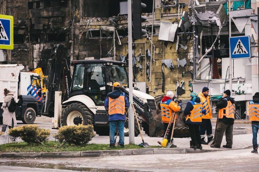 Внаслідок масованої російської ракетної атаки 29 грудня загинуло 39 людей, на місцях влучень досі тривають пошуково-рятувальні роботи – Зеленський (ФОТО) 16