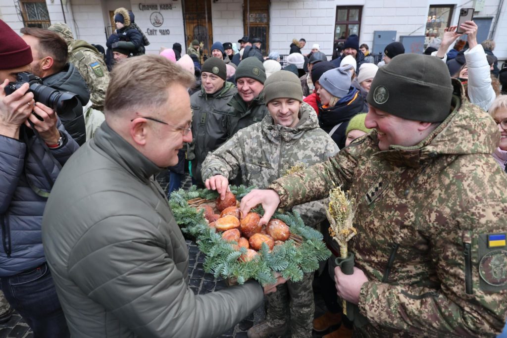 У Львові встановили 4-метрового Різдвяного дідуха (ФОТО) 18