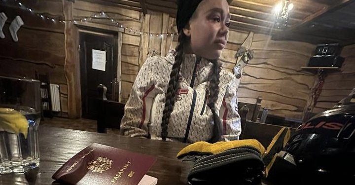 Російська співачка і блогерка приїхала в Україну на Новий рік – до неї прйшла СБУ, вона повертається (ФОТО, ВІДЕО)