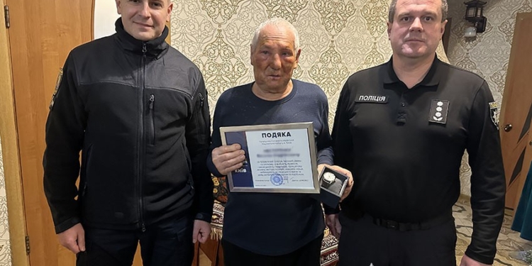 В Києві чоловік під час ракетного обстрілу відігнав свою палаючу машину від інших. Його нагородили (ФОТО)