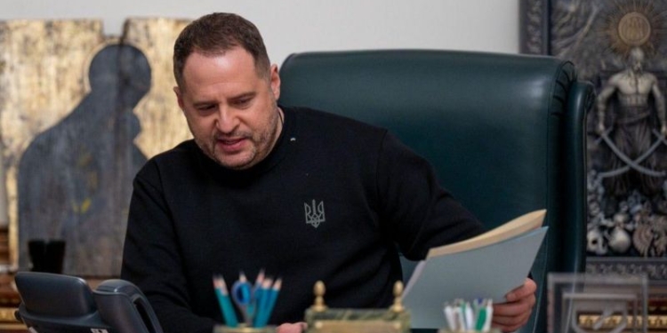 Щоб не годувати акул. В США вивчають роль Єрмака у своренні нового олігархату в Україні