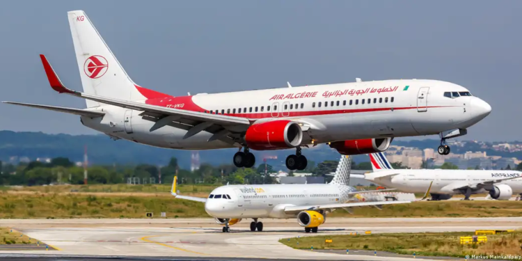 В Парижі в шасі літака, який прилетів із Алжиру, виявили живу людину