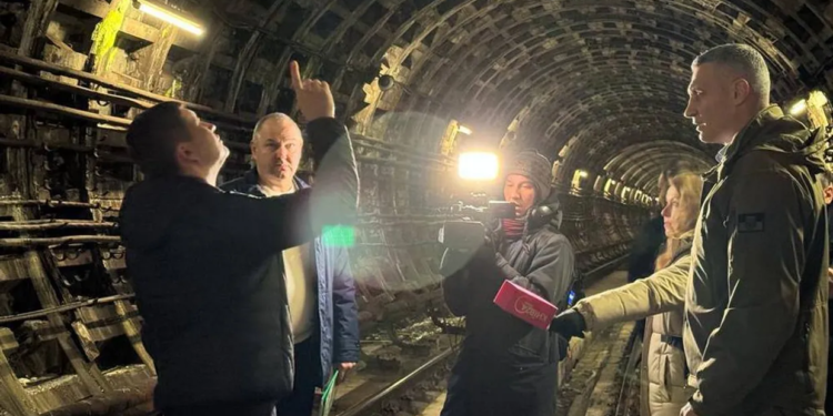 В Києві на півроку закрили частину метро – руйнується один з тунелів, його доведеться розрити (ФОТО)