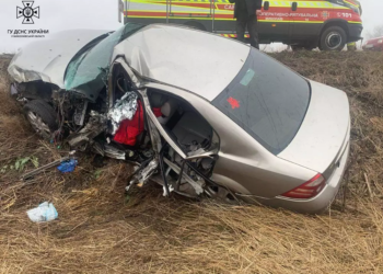 На Миколаївщині на слизькій дорозі FORD Mondeo злетів в кювет (ФОТО)