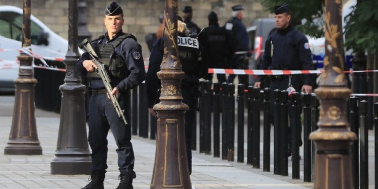 Теракт в центрі Парижа – з криками “Аллаху Акбар” один турист вбитий, двоє поранених (ФОТО)