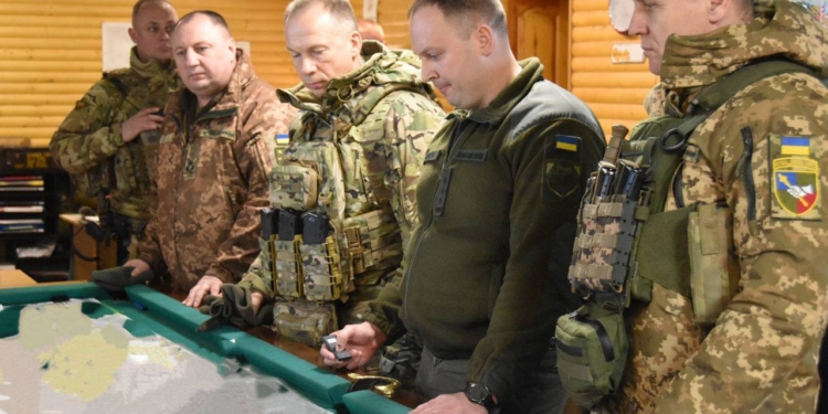 Ситуація на Сході складна, ворог наступає по всьому фронту, – Сирський (ФОТО)