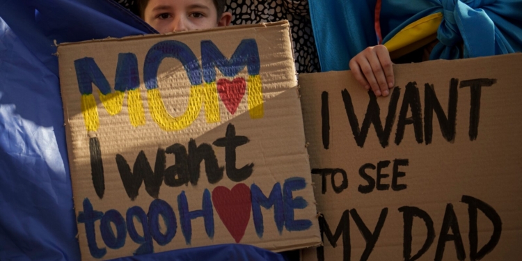 Дводітна родина і 300 тис. мігрантів щороку. Україні після війни прогнозують “золоту лихоманку”