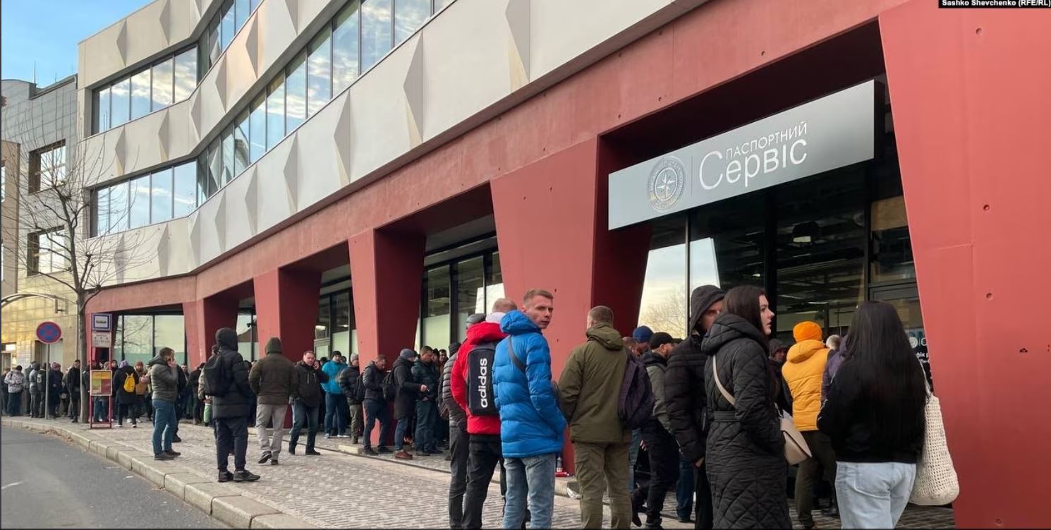 «Через цю поправку люди максимально обриватимуть зв’язки з Україною”, – українці в Європі штурмують паспортні сервіси (ФОТО)