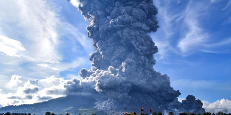 Через виверження вулкану в Індонезії загинуло 11 туристів (ФОТО, ВІДЕО)