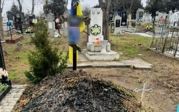 На Миколаївщині шукають зловмисників, які осквернили могилу воїна ЗСУ у Коблево (ФОТО)