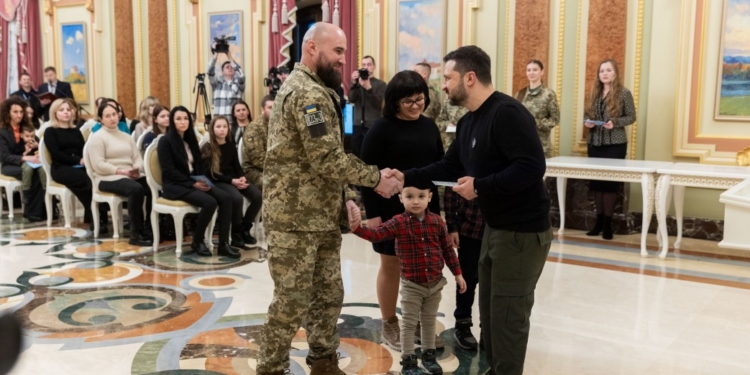 Зеленський вручив сертифікати на придбання житла Героям України і членам родин полеглих воїнів