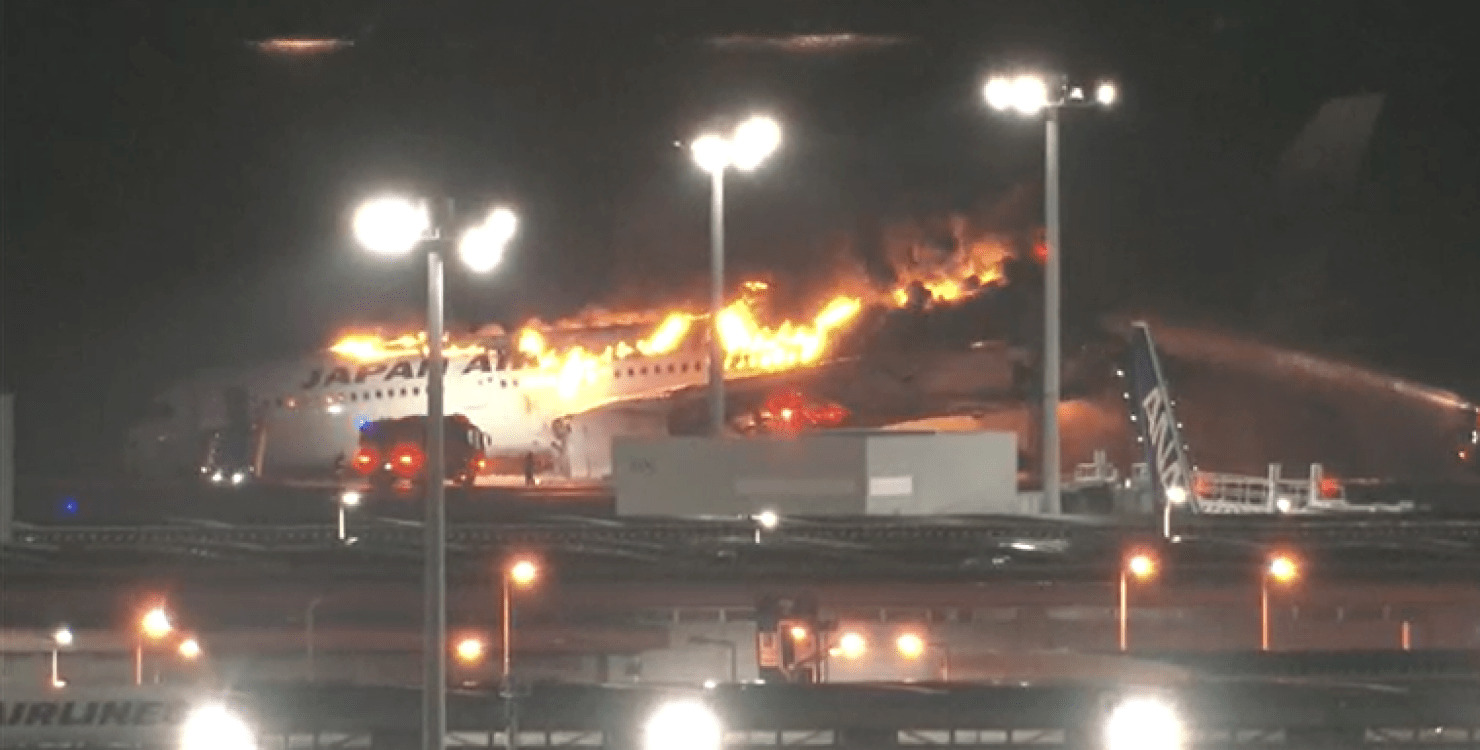 В Токіо при посадці загорівся літак і вигорів повністю (ВІДЕО)