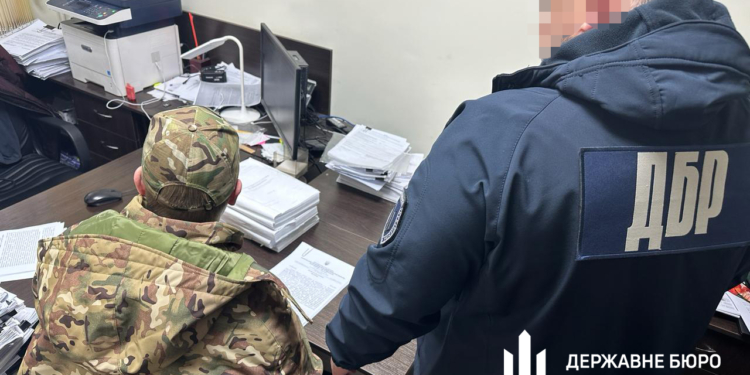 На Миколаївщині ДБР підозрює посадовця військової частини в незаконному нарахуванні підлеглим 1 млн гривень «бойових»