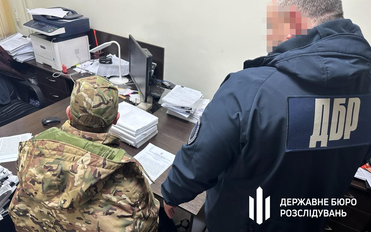 На Миколаївщині ДБР підозрює посадовця військової частини в незаконному нарахуванні підлеглим 1 млн гривень «бойових»