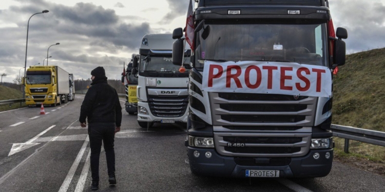 Польські перевізники анонсували поновлення блокади на пункті пропуску “Шегині-Медика”