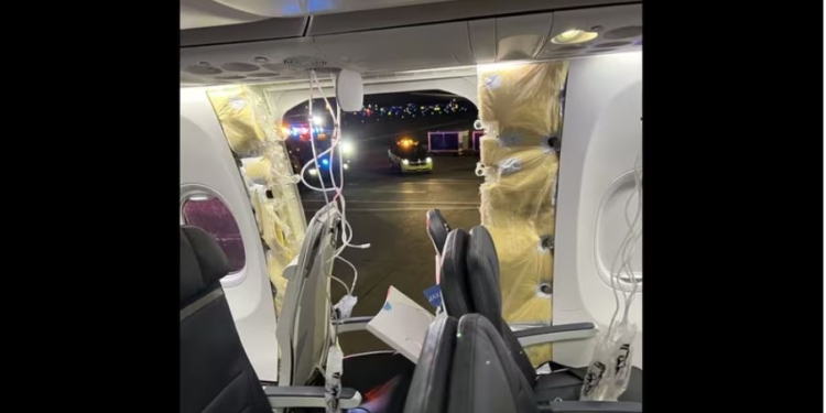 Пасажирський Boeing США втратив в повітрі частину фюзеляжу – його вдалося посадити (ВІДЕО)