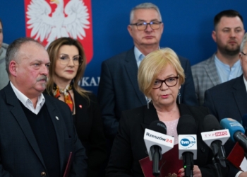 Уряд Польщі підписав угоду з фермерами для припинення блокади пункту «Медика-Шегині»