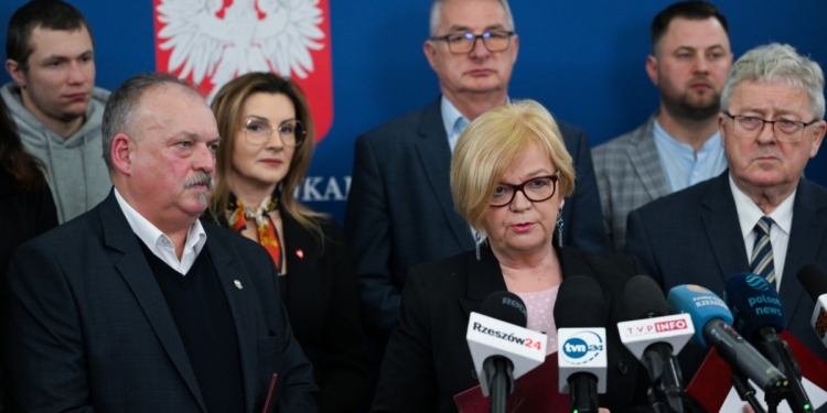 Уряд Польщі підписав угоду з фермерами для припинення блокади пункту «Медика-Шегині»