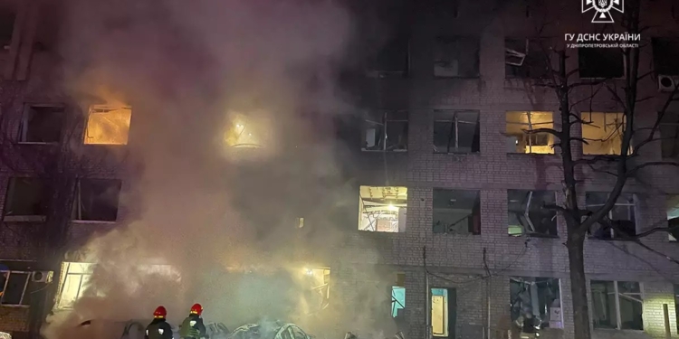 У Дніпрі влучання в багатоквартирний будинок – дивом без загиблих (ФОТО, ВІДЕО)