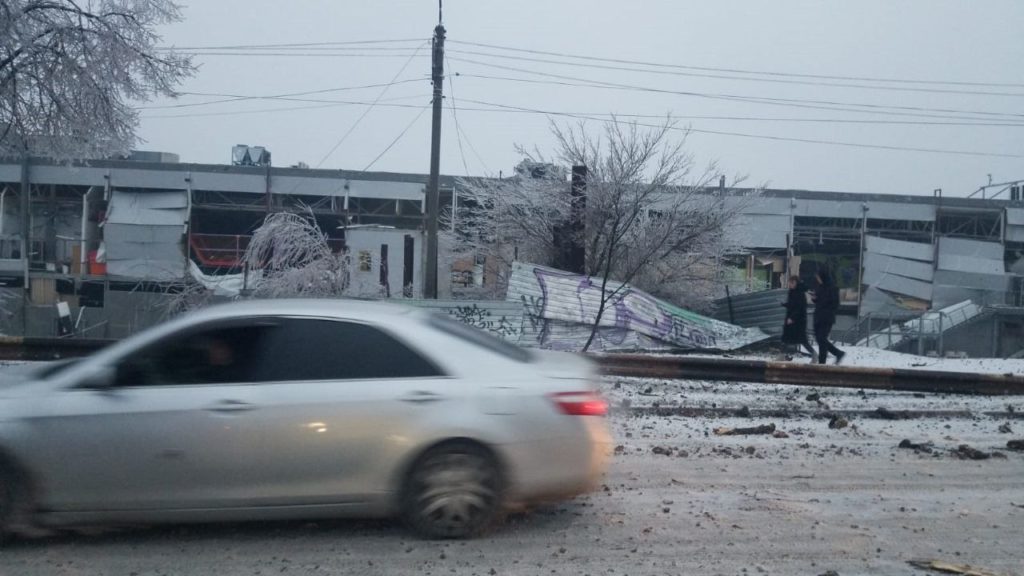 Внаслідок ракетної атаки на Дніпропетровщину є загиблі і поранені, зруйновано ТЦ, перевернуло маршрутку, пошкоджені будівлі і АЗС (ФОТО) 2