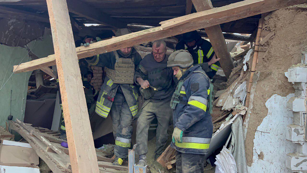 В результаті масованої ракетної атаки на Україну двоє людей загинули, 33 постраждали, – Офіс президента (ФОТО)