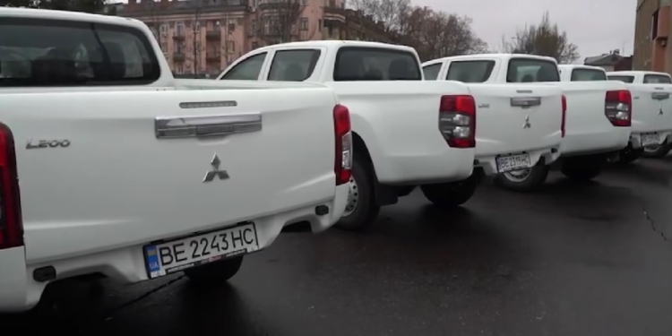 У Миколаєві передали 5 пікапів для воїнів 123-ї бригади ТрО (ВІДЕО)