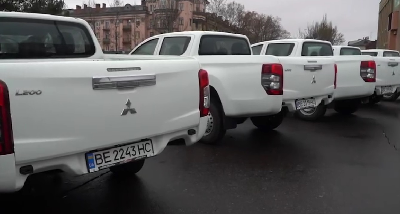 У Миколаєві передали 5 пікапів для воїнів 123-ї бригади ТрО (ВІДЕО)