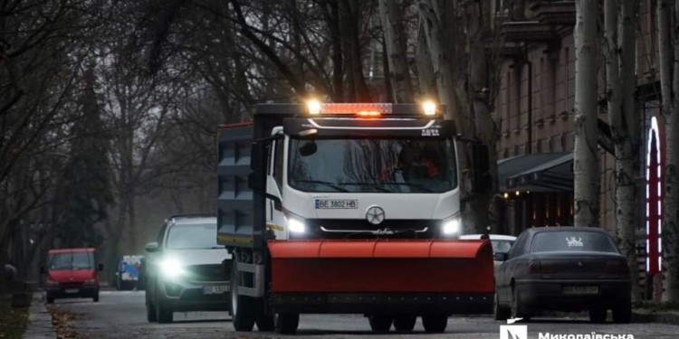 Негода в Миколаєві: на дорогах вже працює 12 одиниць спецтехніки – обробляють автошляхи реагентами