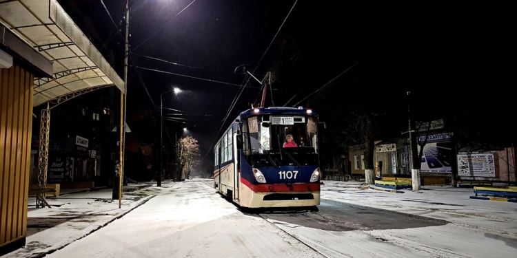 Негода в Миколаєві: вночі курсуватимуть по 2 трамваї і тролейбуси, щоб не допустити намерзання контактної мережі