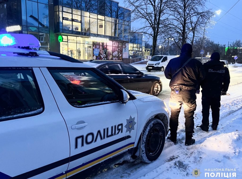 Виштовхували автівки і пригощали гарячим чаєм: як поліцейські Миколаївщини допомагали водіям під час погіршення погодних умов (ФОТО, ВІДЕО) 1