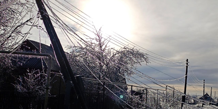 Енергетики Миколаївщини за сьогодні повернули світло в більш ніж половину знеструмлених негодою домівок