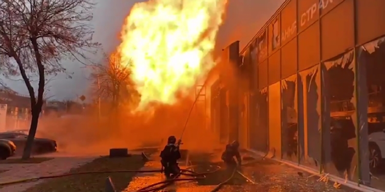 Четверо людей загинули, 92 людей поранено, триває ліквідація наслідків чергової російської атаки – Зеленський (ВІДЕО)