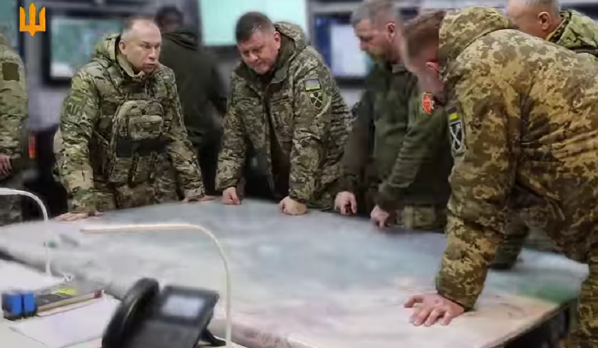 «Окупанти намагаються наступати на усіх напрямках, але наші хлопці та дівчата стійко тримають оборону у надскладних умовах» – Залужний (ВІДЕО)