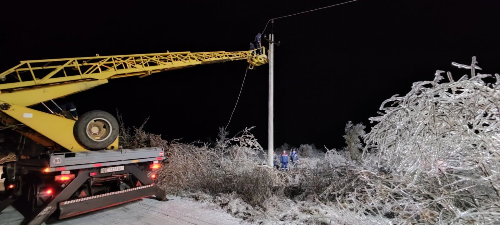 За вечір і ніч енергетики Миколаївщини повернули світло ще в 1,3 тисячі домівок