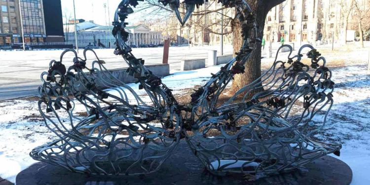 У Миколаєві скульптуру «Лебедине серце» відправили на ремонт