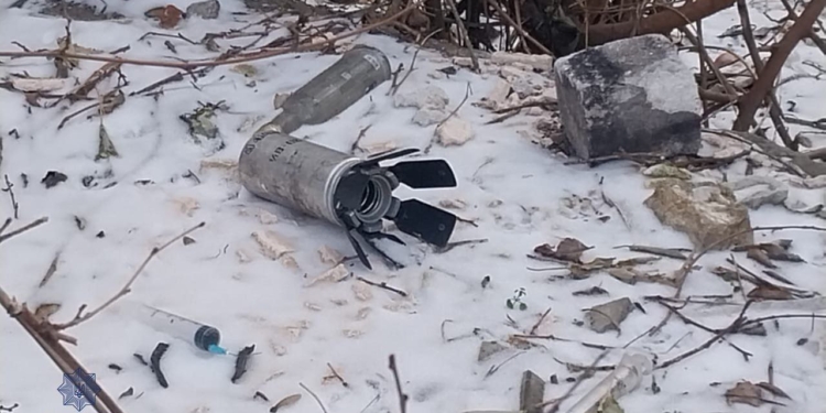 В Центральному районі Миколаєва неподалік багатоповерхівок виявлено касетний боєприпас (ФОТО)