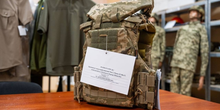 Міноборони затвердило другий зразок жіночого бронежилету: кажуть, цей краще (ФОТО)