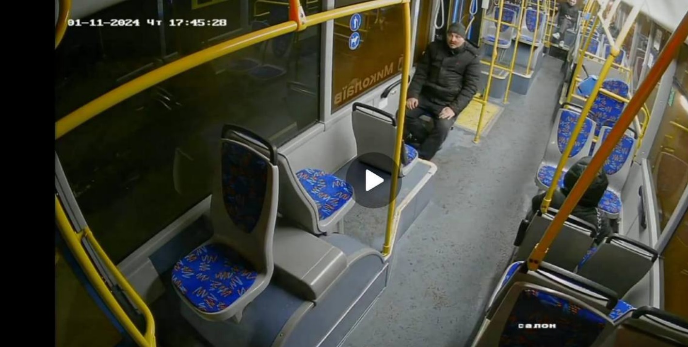 У Миколаєві пасажир побив водійку тролейбуса – мер просить відгукнутися тих, хто знає «героя» (ФОТО)