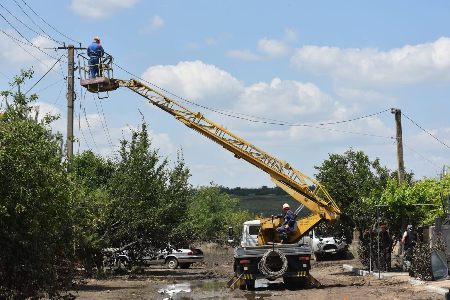 Майже 2,5 тис км. проводів, більше 230 трансформаторів та 1,1 тис опор замінили енергетики на Миколаївщині в 2023 р.