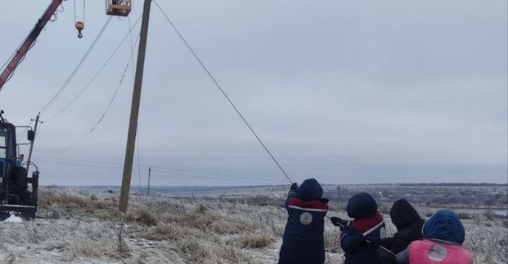 На Миколаївщині без світла після негоди залишаються ще 35 населених пунктів. Але енергетики працюють