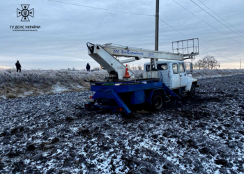 На Миколаївщині рятувальники тричі витягали автівки, зокрема – і автовишку енергетиків (ФОТО, ВІДЕО)