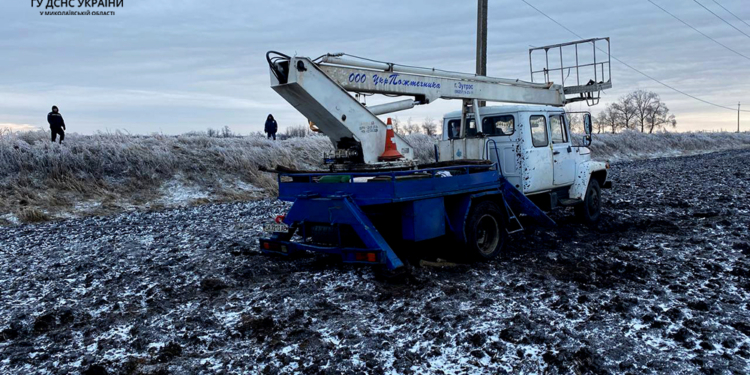 На Миколаївщині рятувальники тричі витягали автівки, зокрема – і автовишку енергетиків (ФОТО, ВІДЕО)