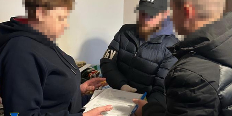 СБУ затримала на кордоні ексчиновницю з Херсону, яка віддала окупантам автопарк «швидких» для депортації українських дітей до рф